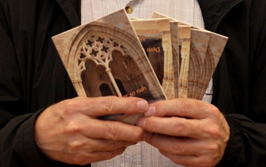 Domvikar Paul Weismantel mit seinem neuen Adventskalender