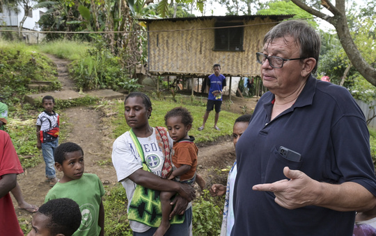 Pater Arnold Schmitt in einer Armen-Siedlung in Papua Neuguinea