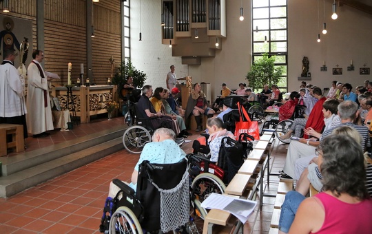 Besuch und Gottesdienst in der Behinderteneinrichtung Sankt-Josefs-Stift in Eisingen