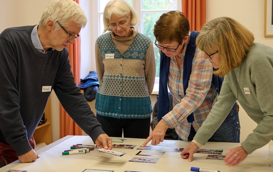 Mitglieder der Gemeinschaft Christlichen Lebens beim sogenannten Klimapuzzle