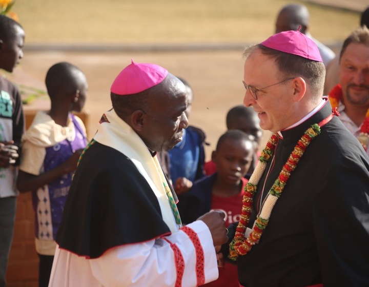 Bischof John Ndimbo und Weihbischof Paul Reder