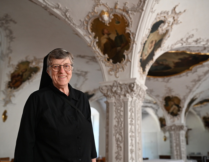 Schwester Margit Herold im barocken Refektorium des Klosters Oberzell