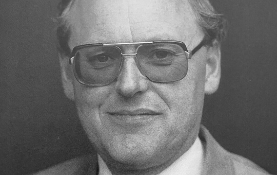 Professor Dr. Armin Schmitt Schwarz-weiß Foto eines Mannes mit Brille