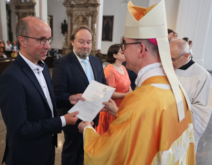 Bischof Franz Jung überreicht Beauftragungsurkunden an die neuen Pastoral- und Gemeindereferenten